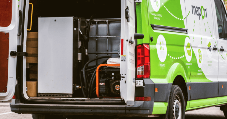 Bränsledistributionsutrustning installerad i en Mapon-servicebil, som visar en mobil lösning för bränsleövervakning och stöldförebyggande inom flottahantering.