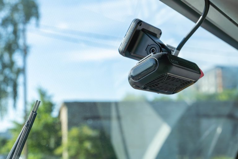 Video reģistrators, kas piestiprināts automašīnas salonā uz priekšējā stikla