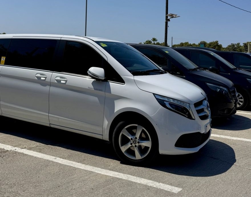 Asiakkaamme pakettiautoja rivissä.