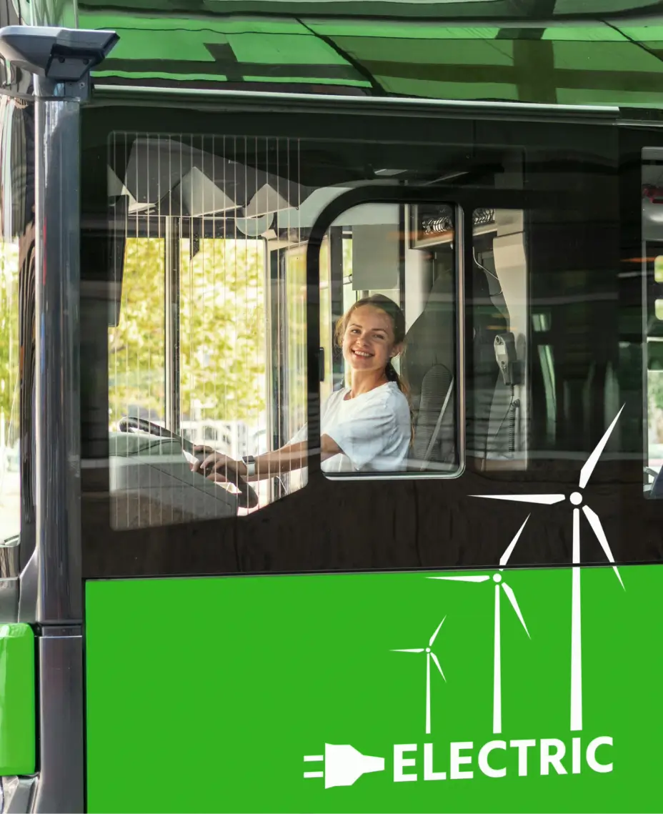 Autobús eléctrico verde de pasajeros conducido por una joven.