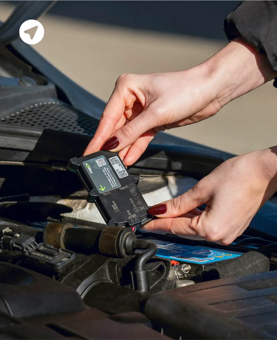 Mapon-teknikko asentaa Mapon Basic GPS-seurantalaitteen toimitusajoneuvoon reaaliaikaista kaluston seurantaa varten.