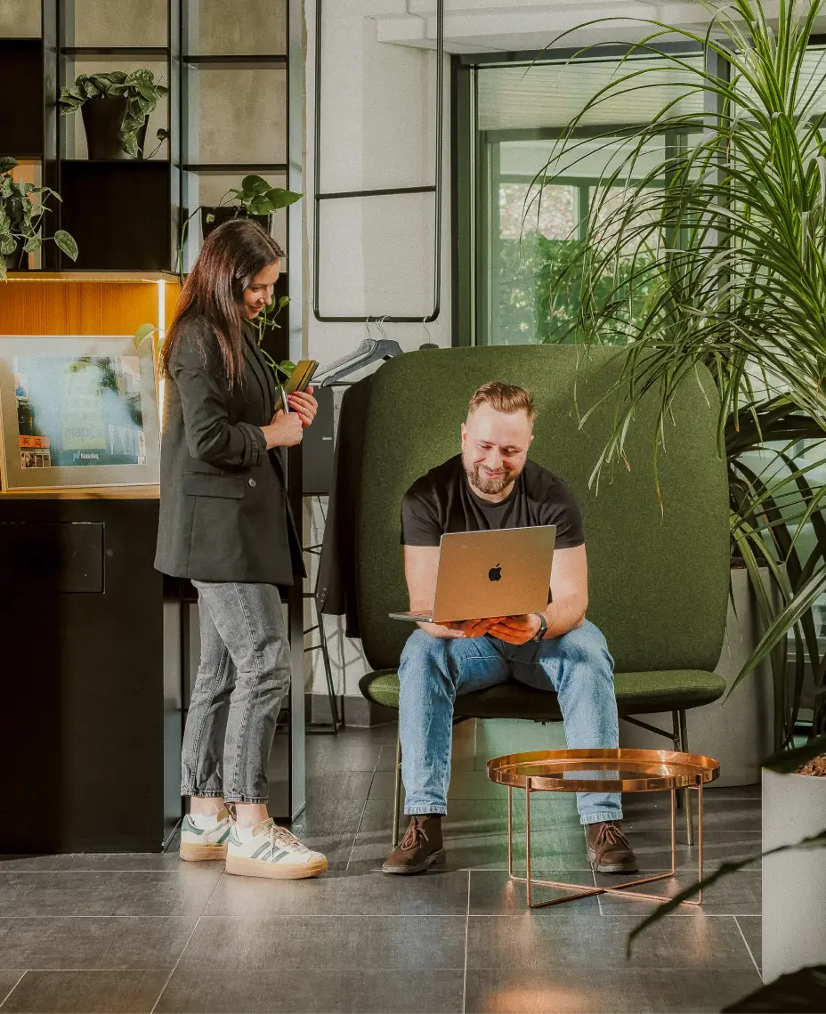 Team collaborating in a modern office space – fleet management and worktime tracking made easy across departments