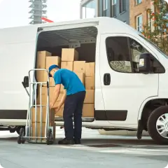 Budmedarbejder aflæsser pakker – sporing af arbejdstid i realtid til logistik og last-mile-operationer