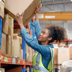 Warehouse employee organizing shelves – accurate worktime tracking for warehouse staff and shift workers