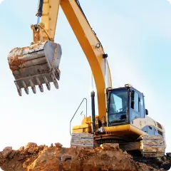 Construction site excavator in action – worktime tracking for field crews and heavy machinery operators