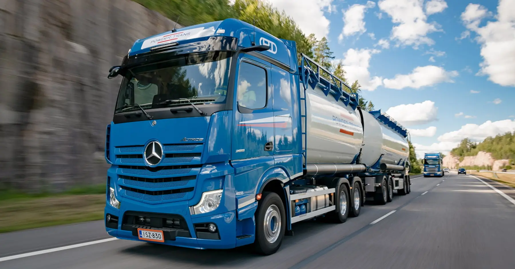 Vehículo azul de Powder-Trans con salida de datos de la interfaz FMS y Mapon Expert.