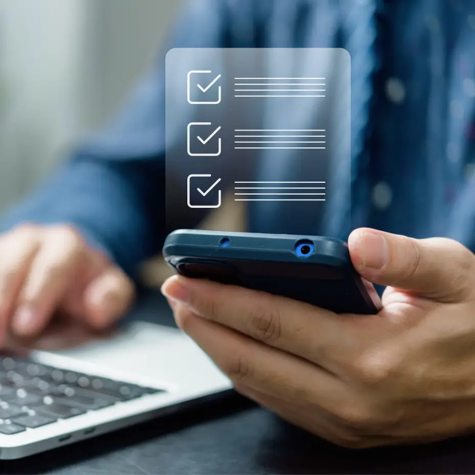 Conductor completando formularios digitales en un teléfono inteligente usando una plataforma de gestión de flotas