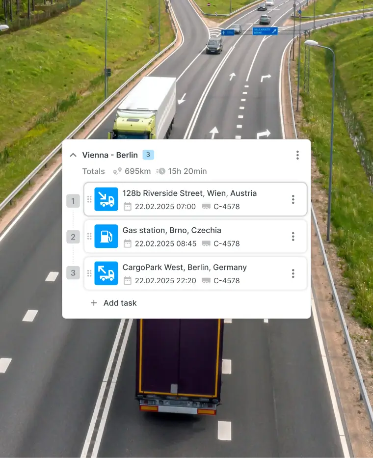 Lastbil kører på en motorvej med en digital rute- og opgaveplanlægningsgrænseflade, der viser en rute fra Wien til Berlin.