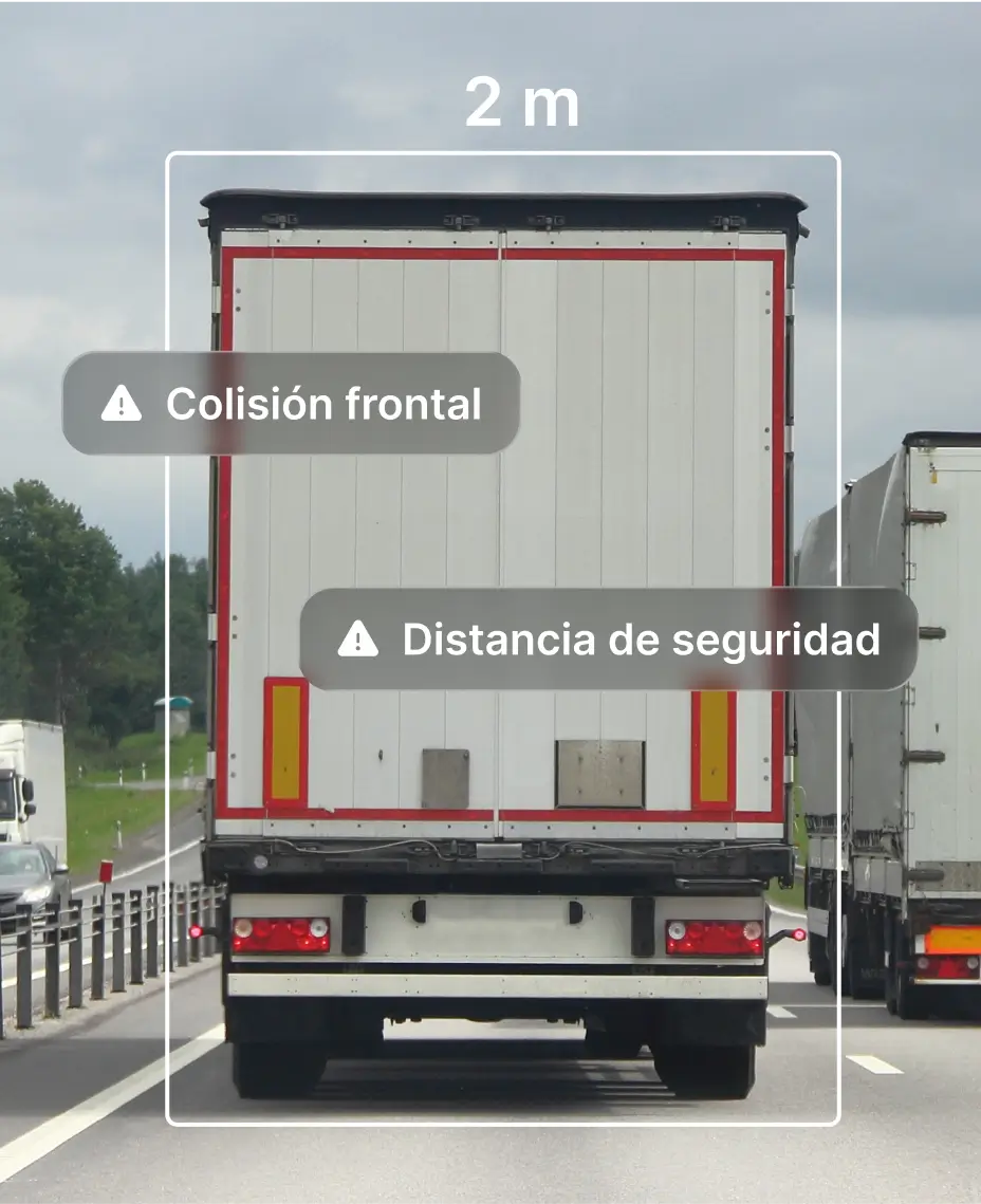 Sistema de videotelemática con IA que detecta riesgo de colisión frontal y distancia insegura entre camiones en carretera mediante tecnología de cámara ADAS.