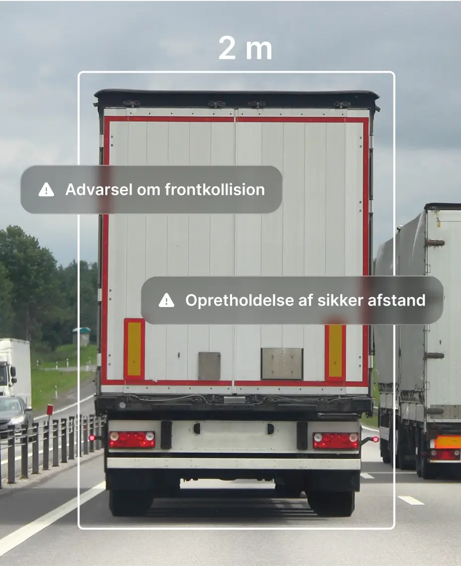 AI-videotelematiksystem, der ved hjælp af ADAS-kamerateknologi registrerer risiko for frontalkollision og for kort afstand mellem lastbiler på motorvejen.